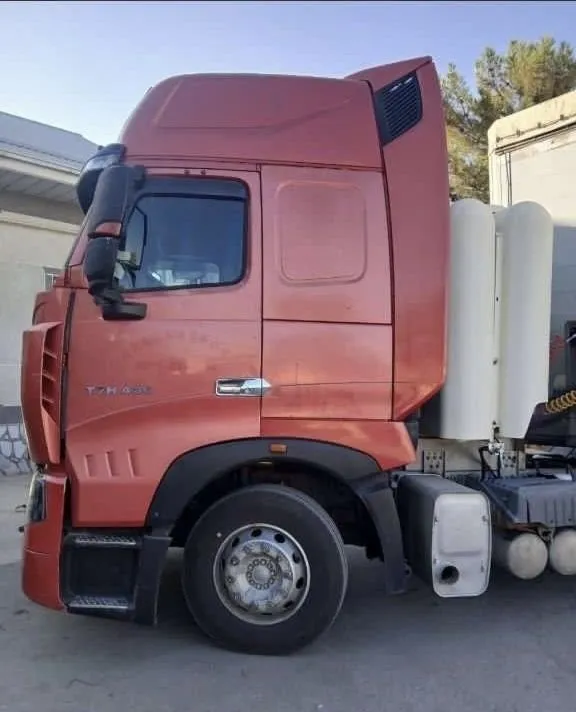 HOWO T7 2017 года, тягач 3 HOWO T7 2017 года, тягач 3