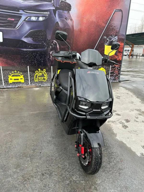 Skuter 2 oy minilgan zaryadi 55 km tezligi 60 70 1
