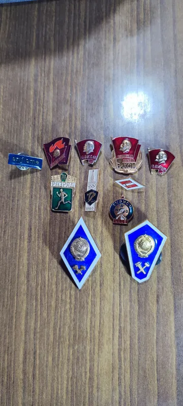 Продам значки времён СССР.
