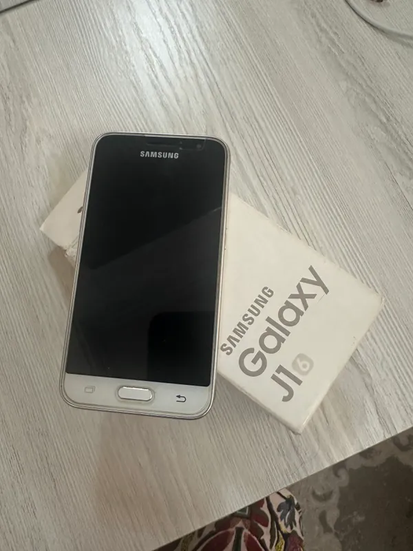 Samsung Galaxy J1 (2016) Duos 1