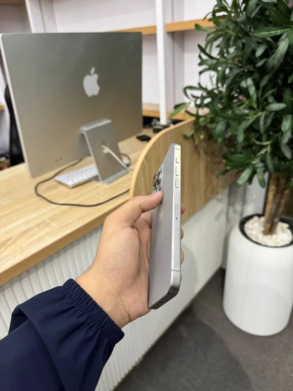 iPhone 15 Pro Max 4