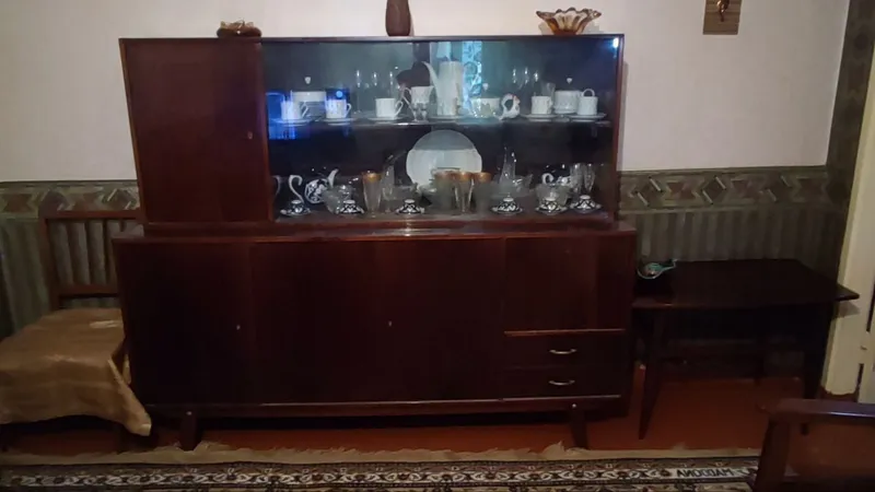 Сервант из натурального дерева. 2 Сервант из натурального дерева. 2