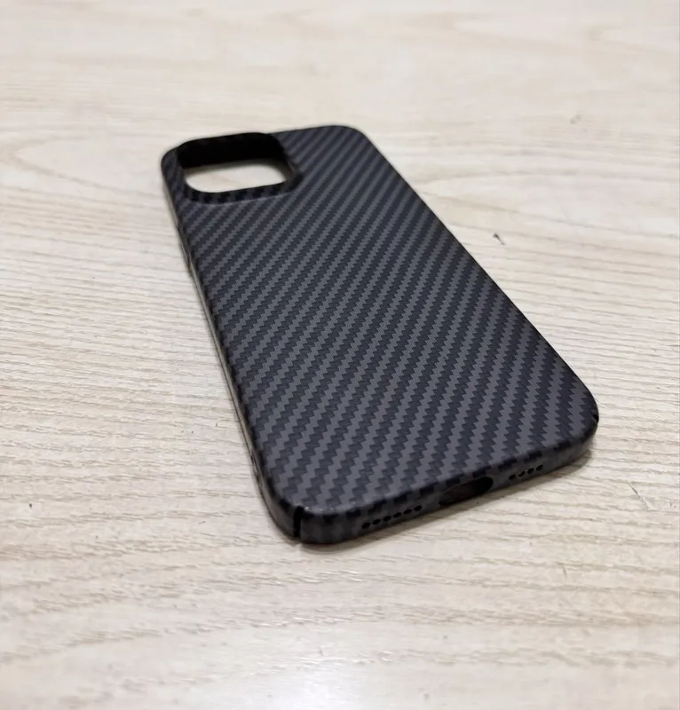 Iphone 15 Pro Max karbonlik chexol. — фото 1