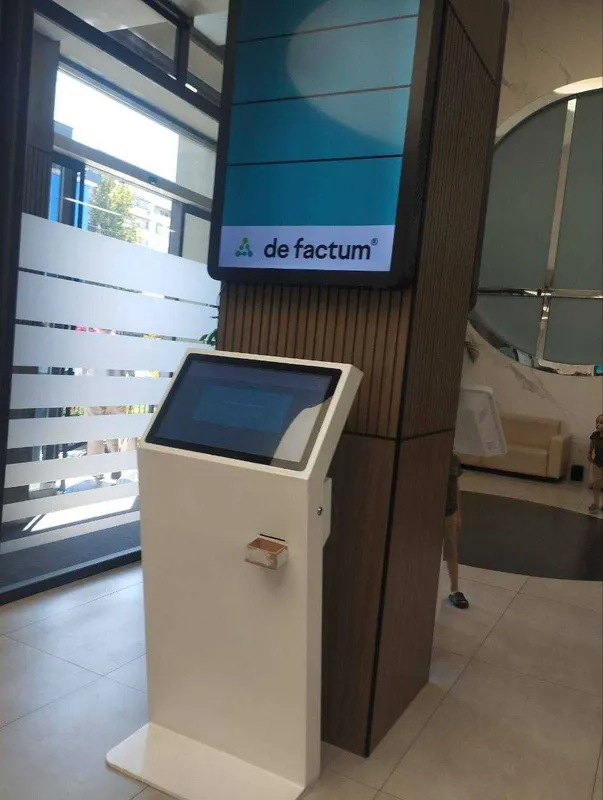 Горизонтальный сенсорный инфокиоск 43"43" 55 - без зад дёжка ! — фото 1