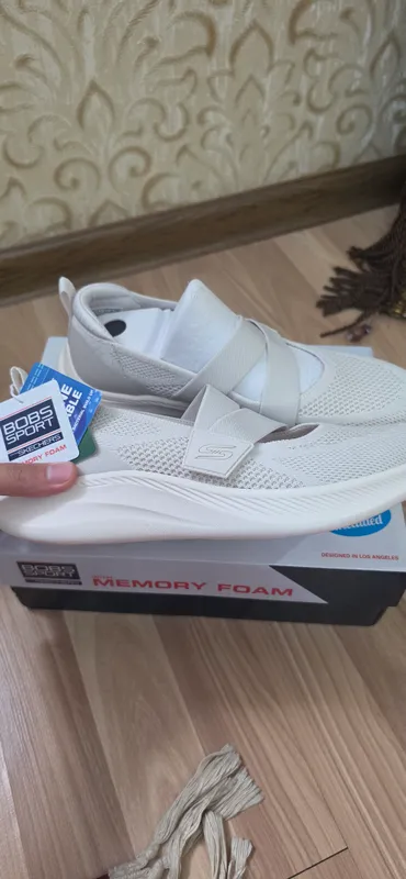 Женские кроссовки Skechers. 2