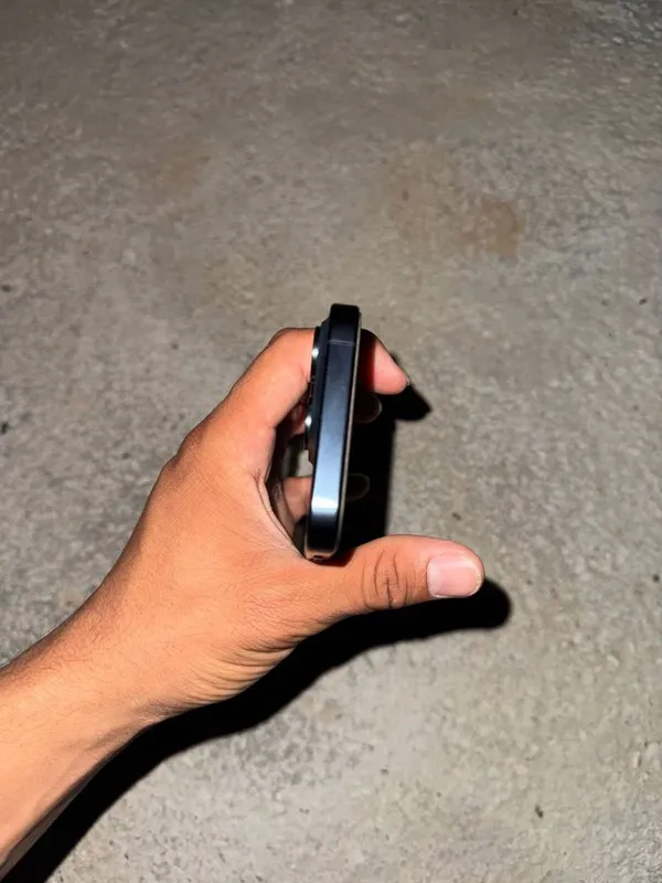 iPhone 15 Pro Natural Blue 7
