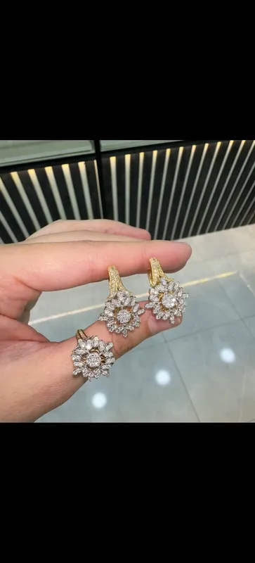 Оригинальные бриллиантовые серьги 18K, проба 750. Продаются. 1 Оригинальные бриллиантовые серьги 18K, проба 750. Продаются. 1