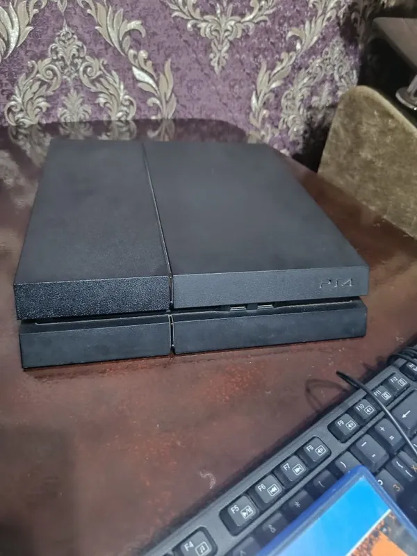 Продаю Плэйстейшен PS4. Свой