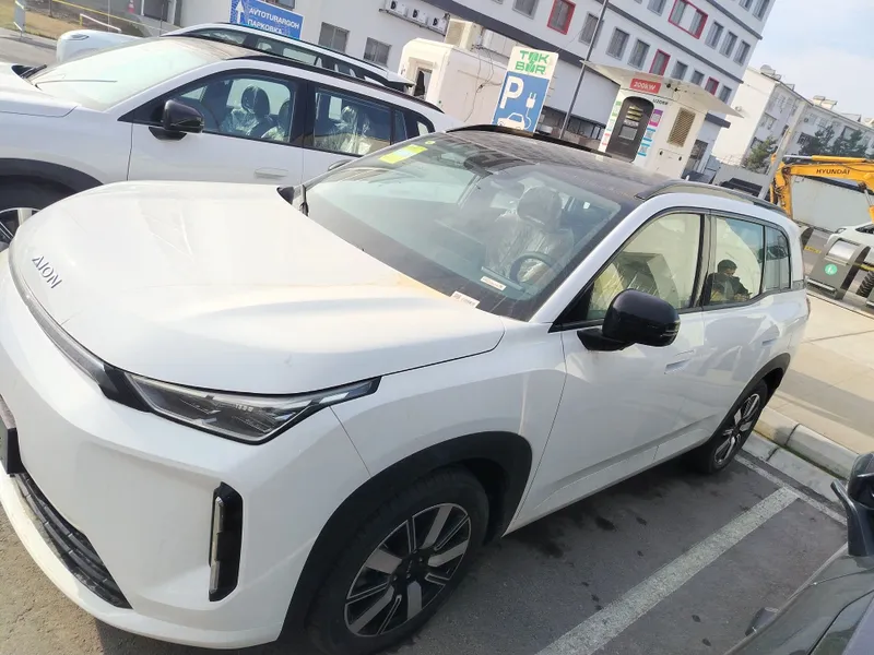 Gac aion i60 Hybrid va elektro variantlari bor, Rustilida — фото 1