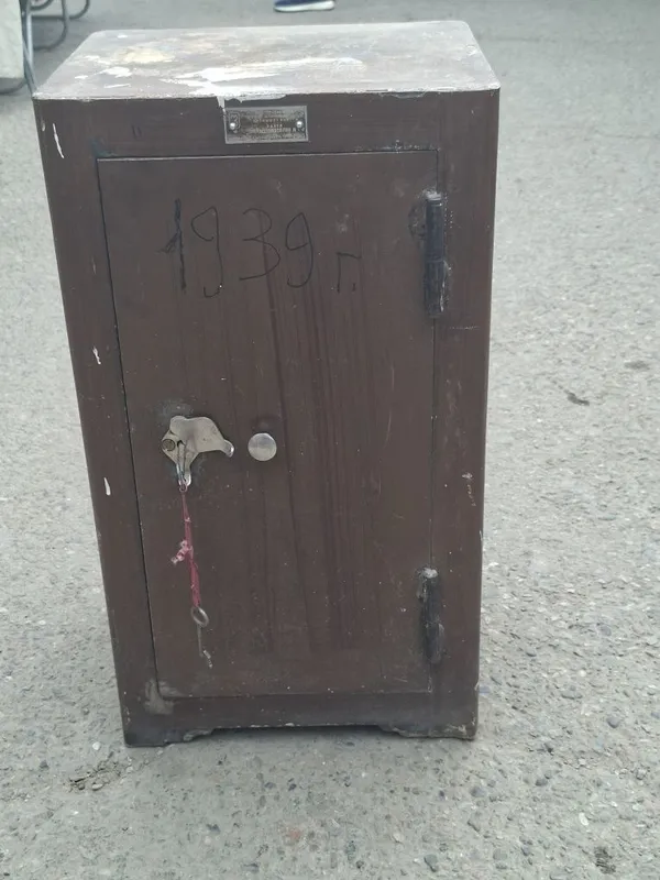 Продаю сеиф производсто Москва 1939г Продаю сеиф производсто Москва 1939г