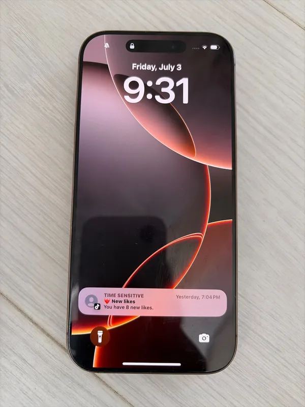 phone 16 pro Gold 128 gb