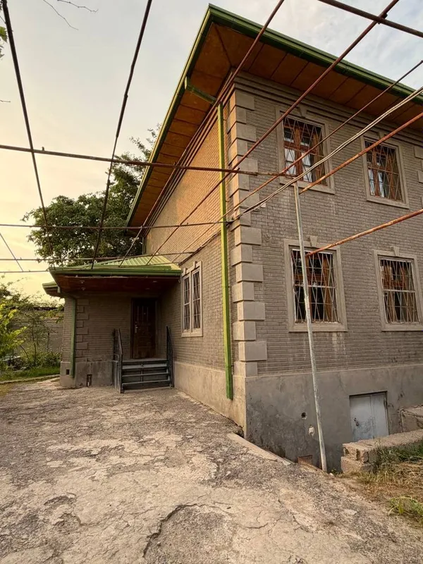 Hovli sotiladi! 12 sotix. 2ta kadastr 6 sotixdan. Yashnabod tumani.