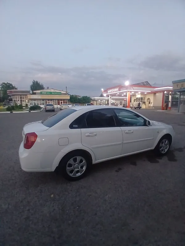 Lacetti 1.8 sotiladi.Yili 2010.Mexanika probegi 350.000xolati ideal 2