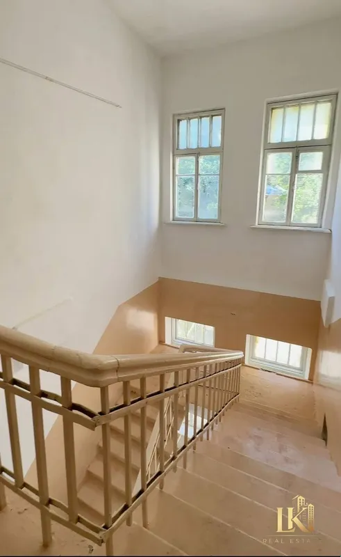 Продаётся 3-комнатная квартира, 80 м², 3/3, потолки 4 м, 2 балкона 7