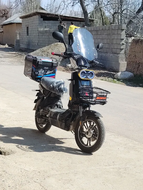 Skuter sotiladi tezda xolati yaxshi yangi hali