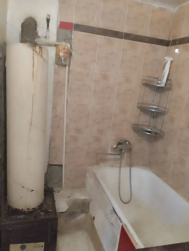 Hovlini sotiladi bozor orqasida 6 Hovlini sotiladi bozor orqasida 6