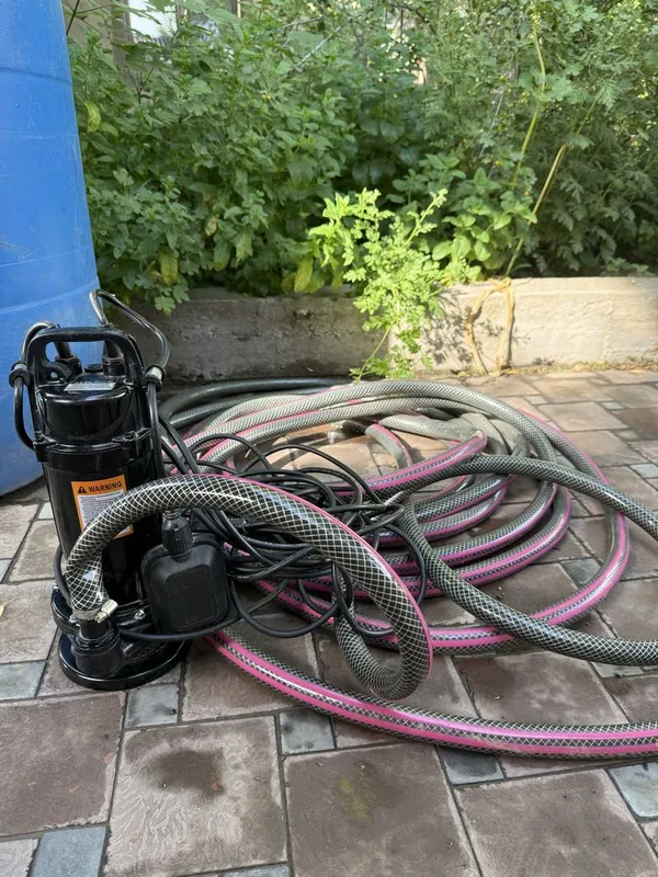 Продам водяной насос погружной со шлангом 4 метра. Есть еще шланг 16