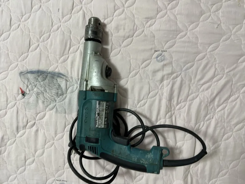 Двухскоростная ударная дрель с подсветкой Makita HP2071F — фото 1