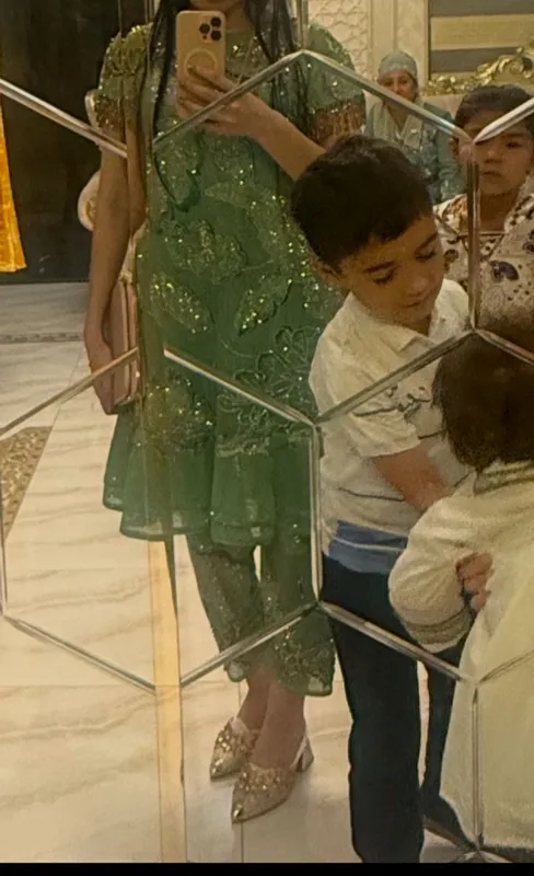 Ayollar kiyimi 250 dollarga tushgan 2 marta kiyilgan 1 mlnga beraman