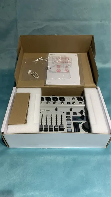 Цифровой микшерный пульт “Behringer Flow 8” Цифровой микшерный пульт “Behringer Flow 8”