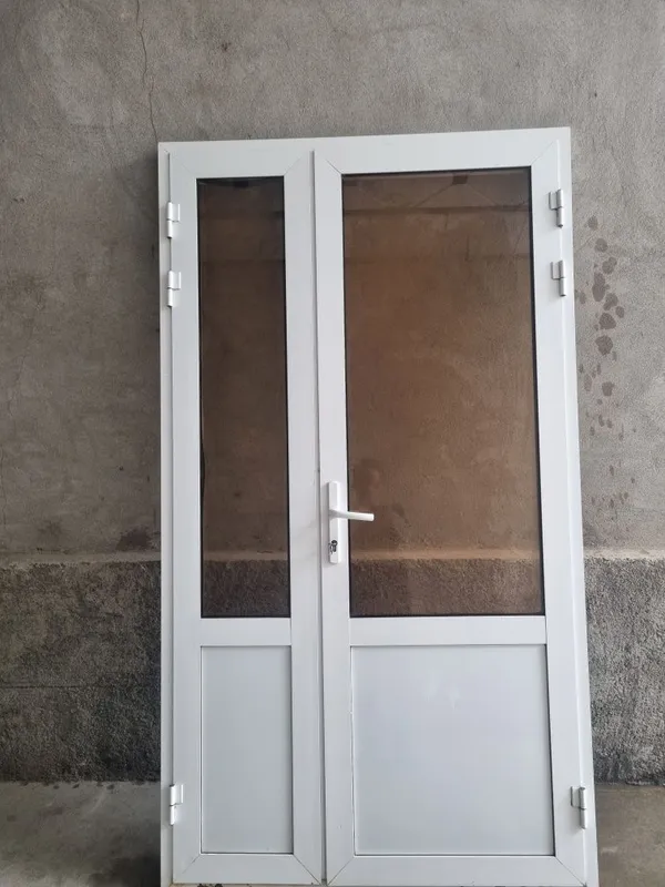Oq akfa eshik va derazalar yogoch eshigam ichida