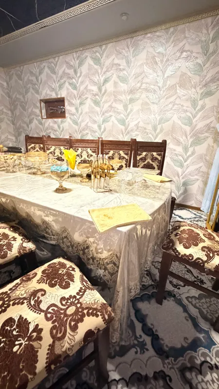 Продаются стол и стулья; Цена: 1500000 2 Продаются стол и стулья; Цена: 1500000 2