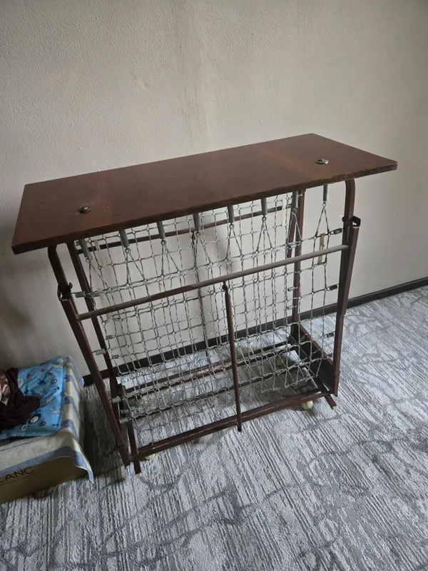 Продам раскладушку и письменный стол 1