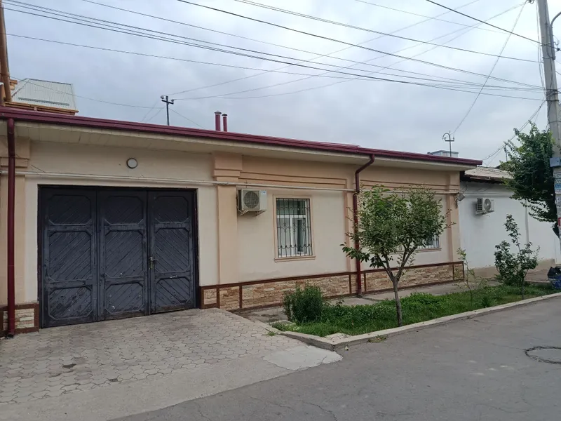 Uy hovli sotiladi Uy hovli sotiladi