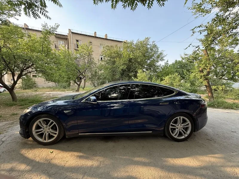Tesla Model S синий металик цвет который привлечет внимание окружающих 2 Tesla Model S синий металик цвет который привлечет внимание окружающих 2