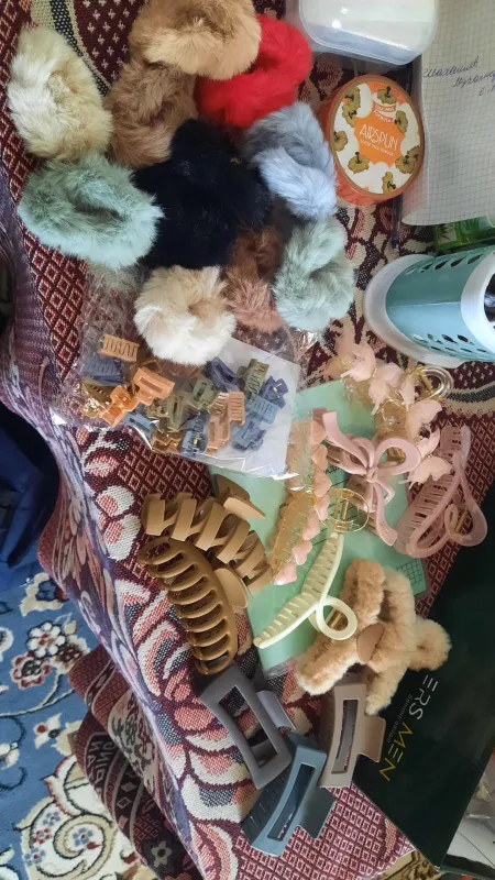 продаётся разные заколки и резинки