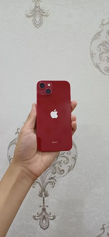 iPhone 13 qizil rang 128GB — фото 3