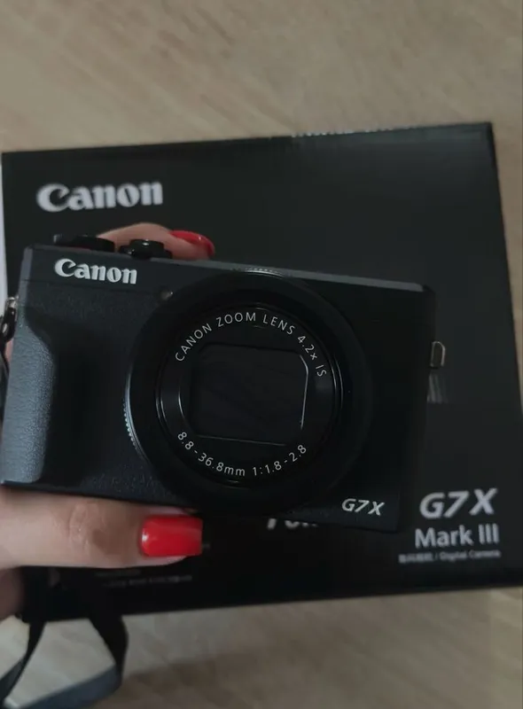 черный фотоаппарат canon G7X mark III