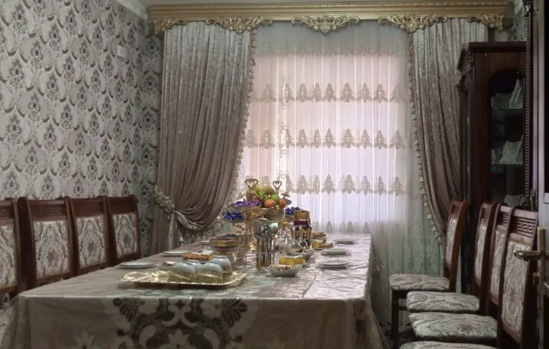 Продаются стол и стулья, рассчитанные на 12 человек 2 Продаются стол и стулья, рассчитанные на 12 человек 2