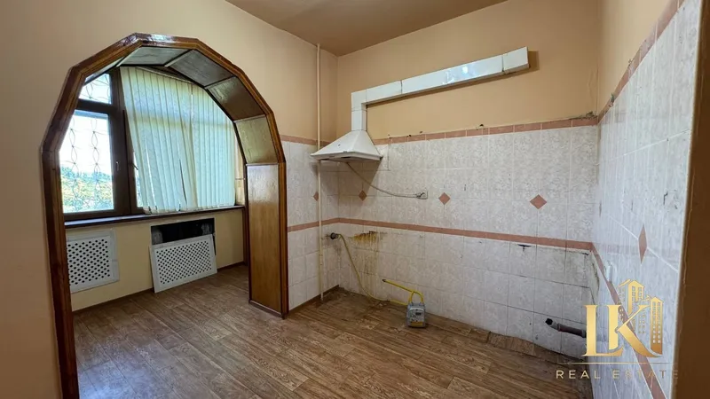 3-комнатная квартира, 110 м², 5/5, без ремонта, кирпичный дом, лифт, 2 санузла — метро Космонавтов — фото 2