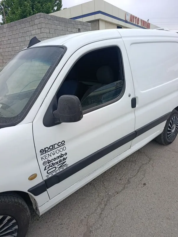 Продам автомобиль Пежо партнёр 2003 года