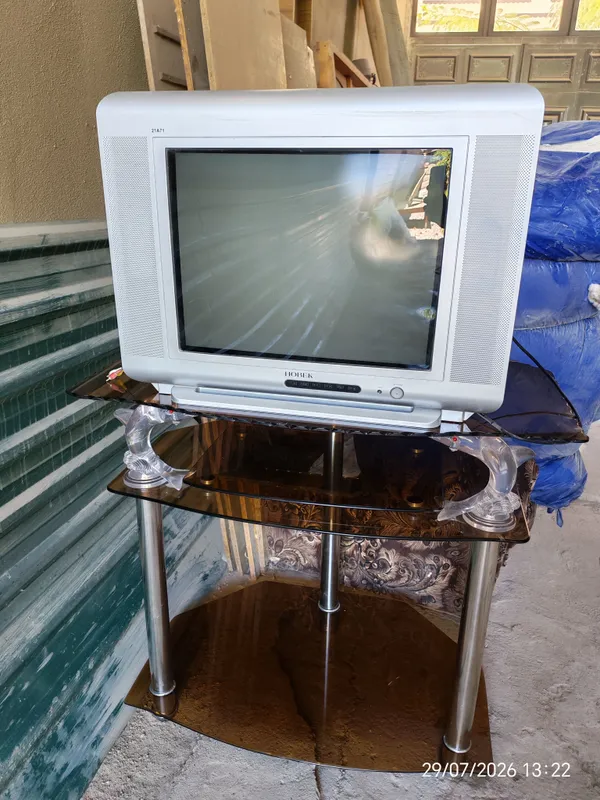 Televizor uchun shisha taglik va televizor. 1