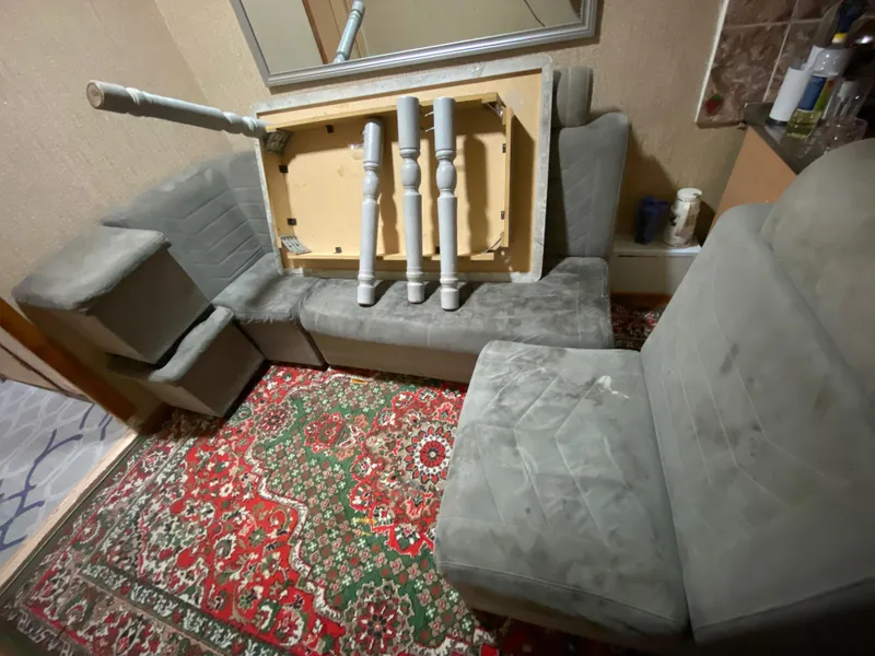 Кухонный уголок со столом — фото 1