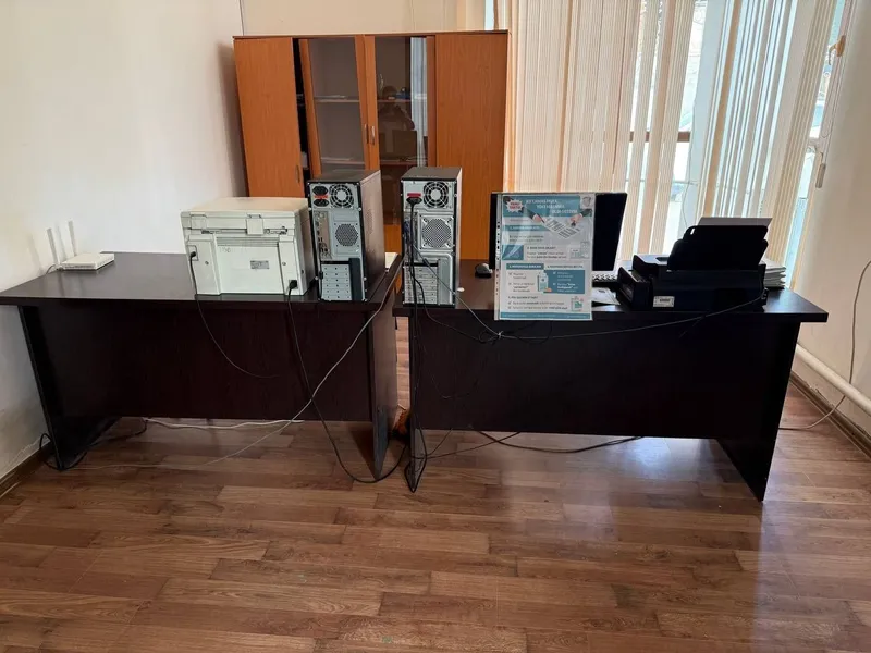 Офисной стол. 2 та