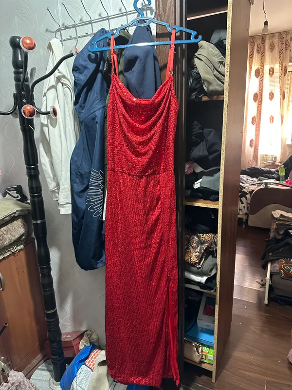 Payetkali qizil kechki ko‘ylak