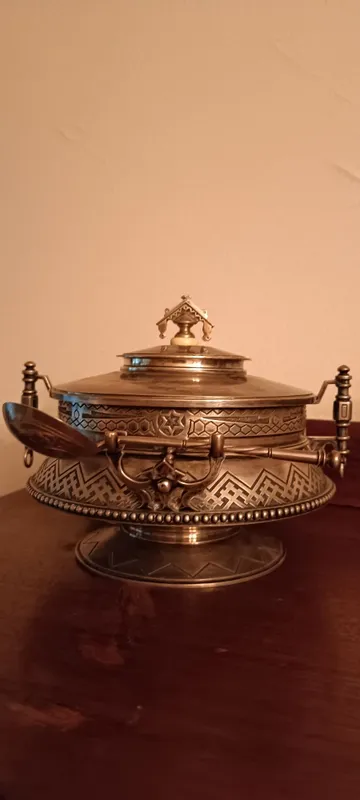 Старинная серебрянная сахарница.