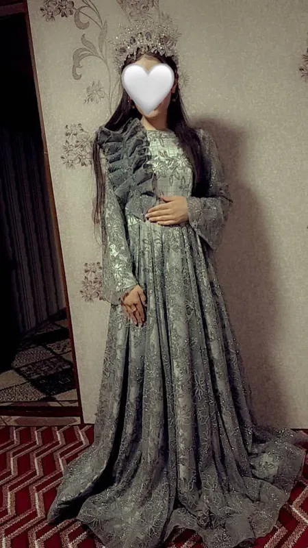 Yaltirab turadigan chiroyli kechki ko‘ylak Yaltirab turadigan chiroyli kechki ko‘ylak