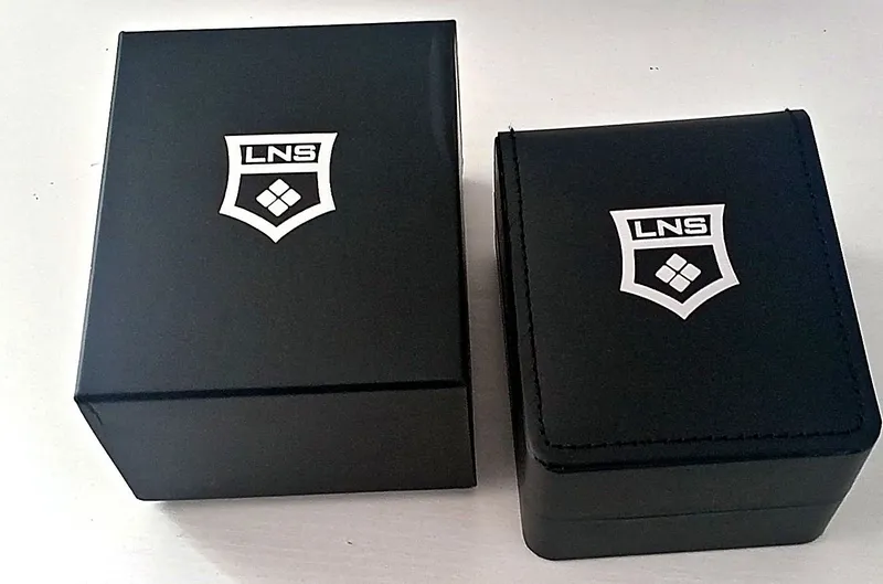 LNS Masculine Elegance Ln1100 erkaklar soati, tilla rangli korpus, qor 3
