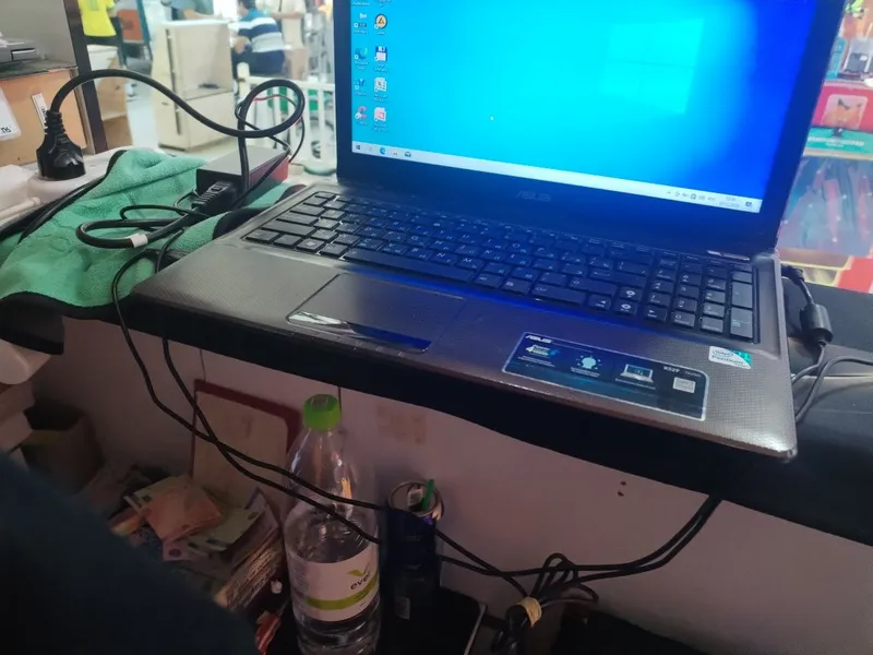 Noutbuk sotiladi Asus