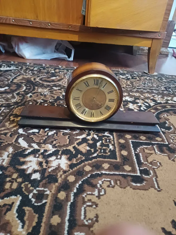 SSSR vintage mexanik stol soati. Ishlaydi 8 SSSR vintage mexanik stol soati. Ishlaydi 8