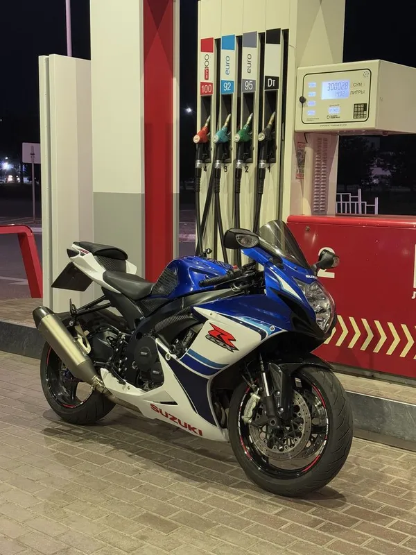 Продается мотоцикл Suzuki gsxr 600 2 Продается мотоцикл Suzuki gsxr 600 2