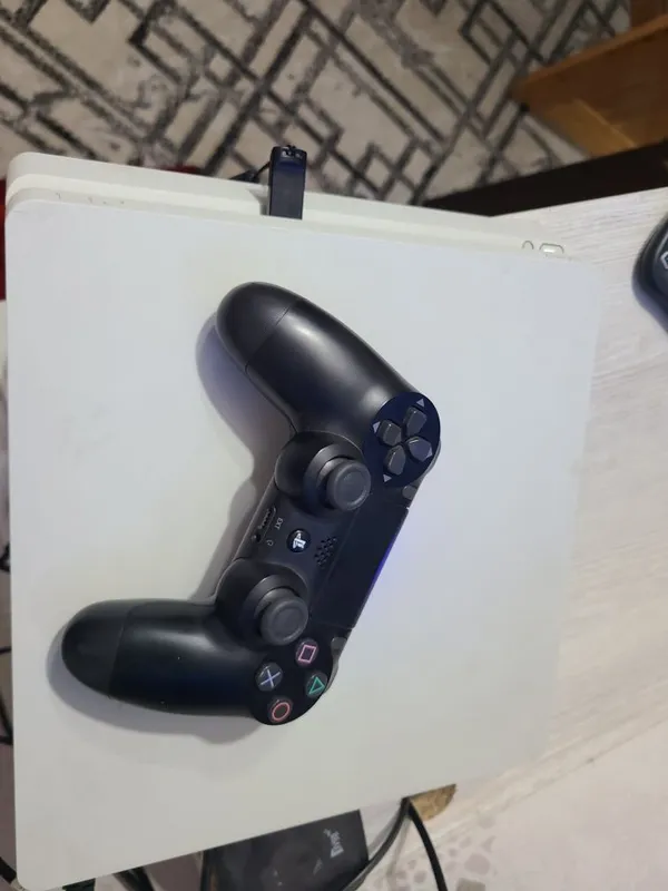 Play Station 4 slim 4 Play Station 4 slim 4
