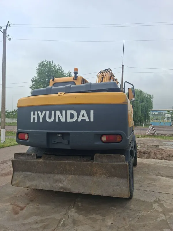 Экскаватор Hyundai 2012 года — фото 1