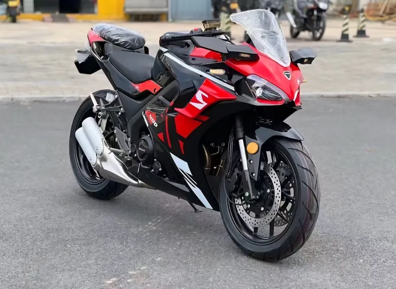 спортивный мотоцикл Ducati 400cc 2 спортивный мотоцикл Ducati 400cc 2