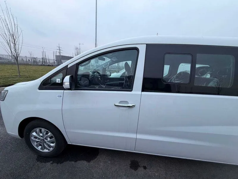Jac M4 люкс минивен 4 Jac M4 люкс минивен 4