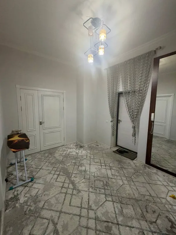 Ta’mirlangan va avtoturargoh joyi bor yangi uydagi 2 xonali kvartira sotiladi 4